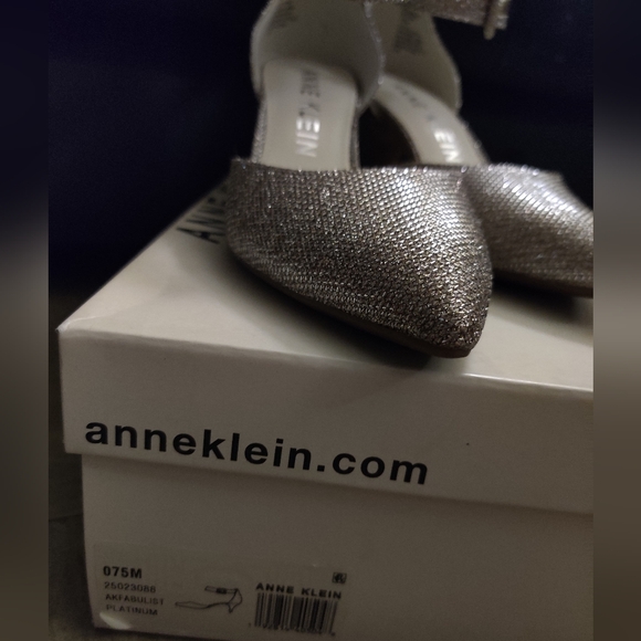 New Anne Klein Platinum Glittery Heels - Picture 3 of 14